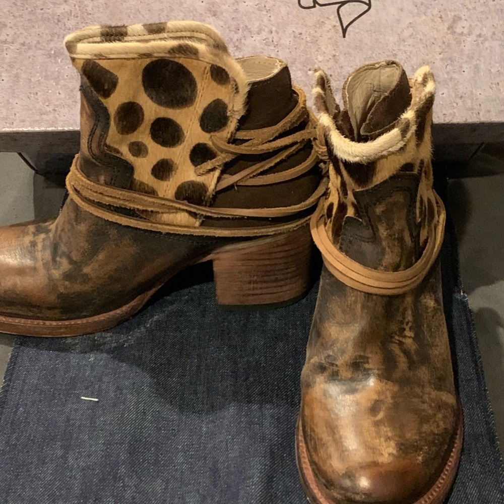 Freebird CASEY Leopard booties size 8